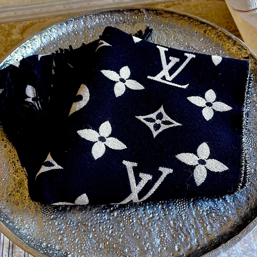 Beautiful high-quality inspired scarf!